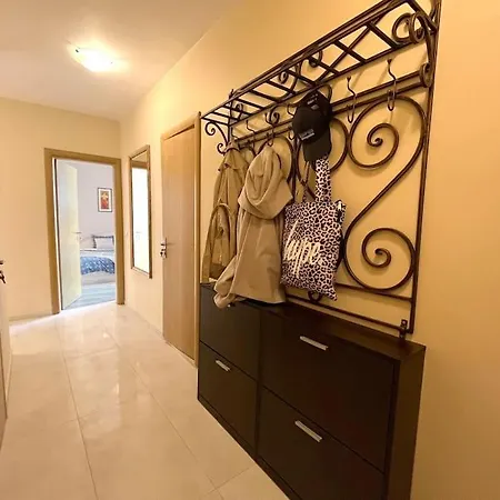 New Stylish And Airy 2 Bdrm With A Free Garage