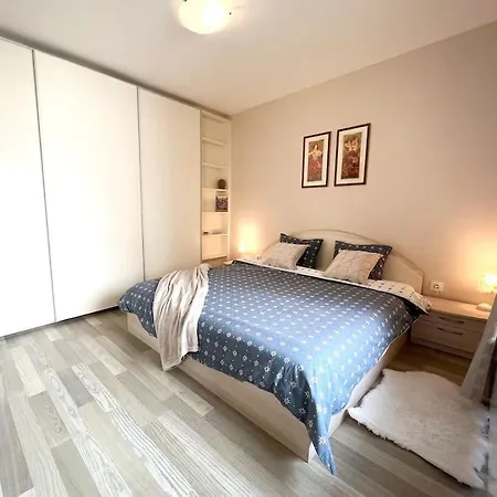 Apartment New Stylish And Airy 2 Bdrm With A Free Garage *