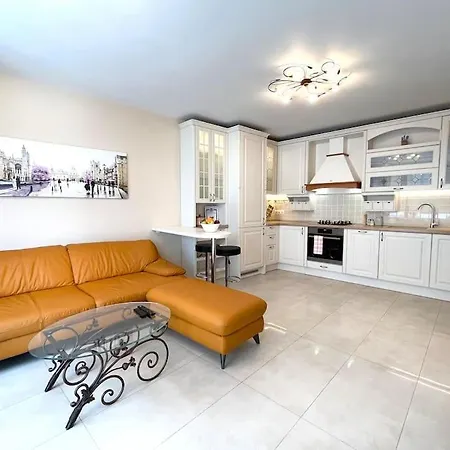 New Stylish And Airy 2 Bdrm With A Free Garage Apartment