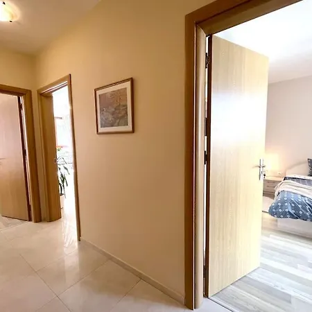 New Stylish And Airy 2 Bdrm With A Free Garage Apartment