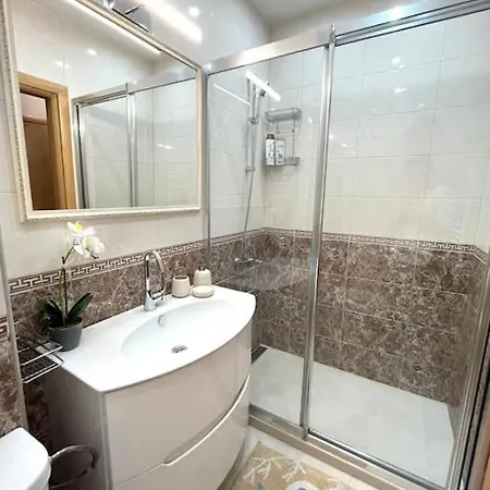 New Stylish And Airy 2 Bdrm With A Free Garage *