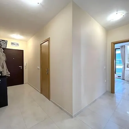 Apartment New Stylish And Airy 2 Bdrm With A Free Garage *